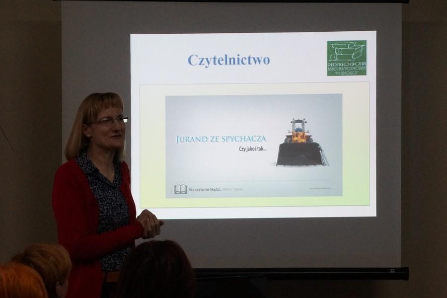 Nauczyciele - bibliotekarze prezentują formy promocji czytelnictwa, fot. Wojciech Niedźwiedziński