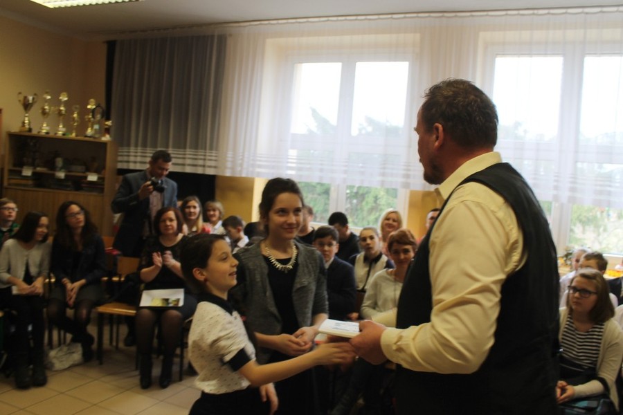 Uczennice nagrodzone przez Dariusza Chrobaka, dyrektora szkoły