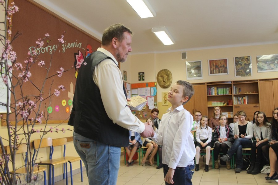 Uczeń nagrodzony przez Dariusza Chrobaka, dyrektora szkoły