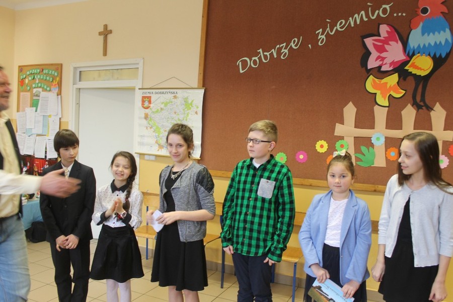Uczniowie nagrodzeni przez dyrektora SP w Czernikowie