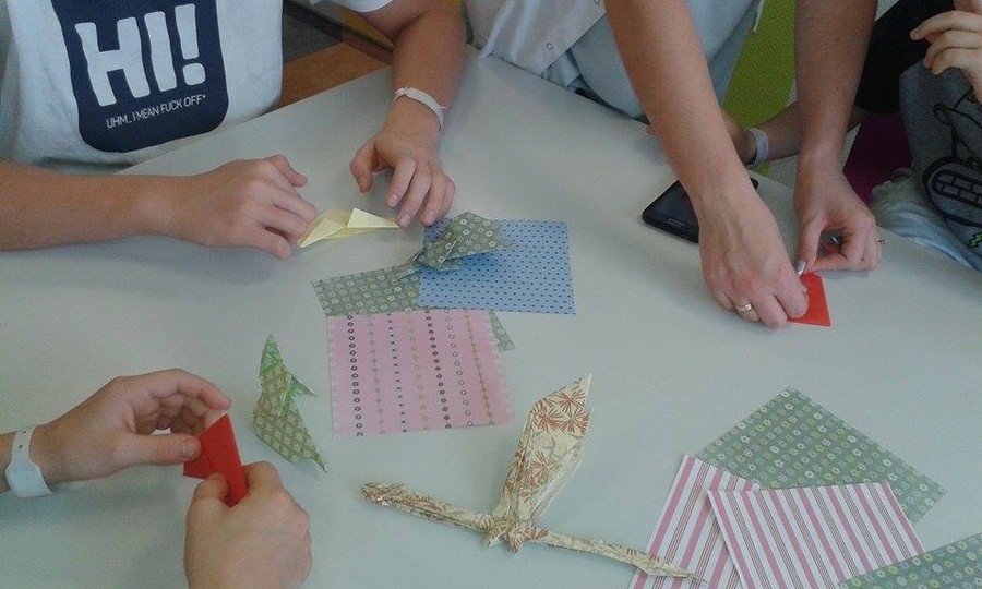 Uczniowie składają prace w technice origami