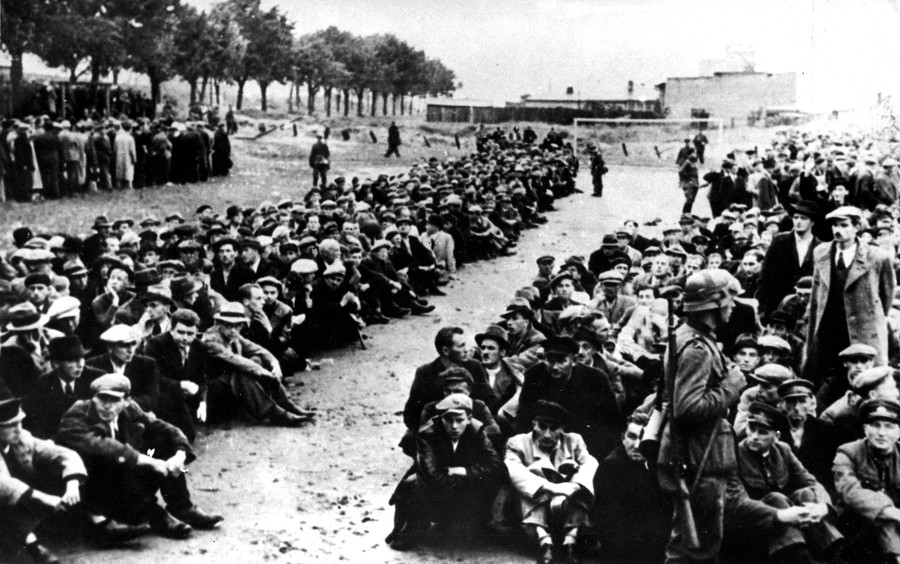 Internowani przez Niemców mieszkańcy Gdyni oczekują na przesłuchanie na placu przy ul. Świętojańskiej, wrzesień 1939, IPN