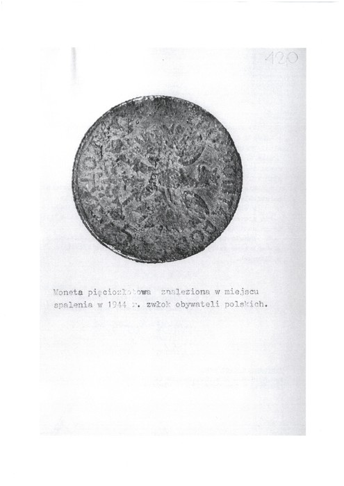 Pięciozłotowa moneta wydobyta z grobu masowego w Klamrach, w którym spalono zwłoki, IPN