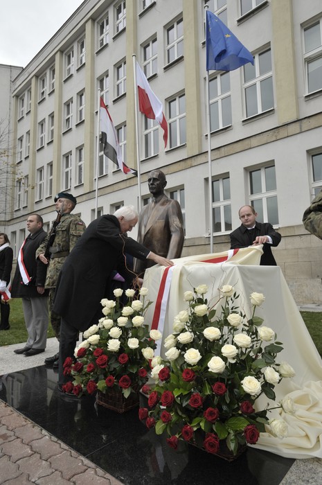Odsłonięcie pomnika Władysława Raczkiewicza przed Urzędem Marszałkowskim w Toruniu, 25 października 2010r.