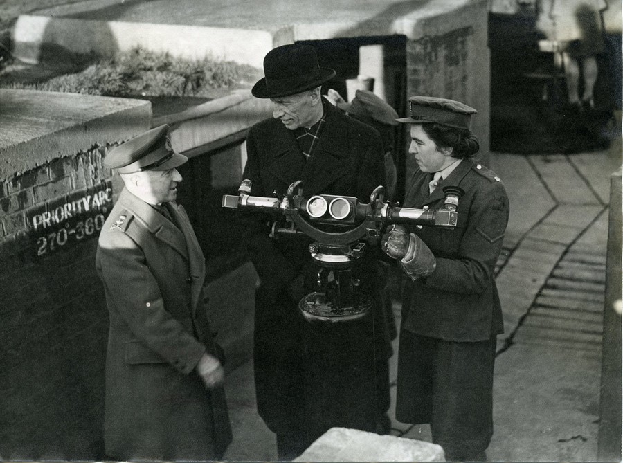 Prez. W. Raczkiewicz wizytuje stanowiska obrony przeciwlotniczej w Londynie,  29.01.1943, fot. Archiwum Emigracji UMK