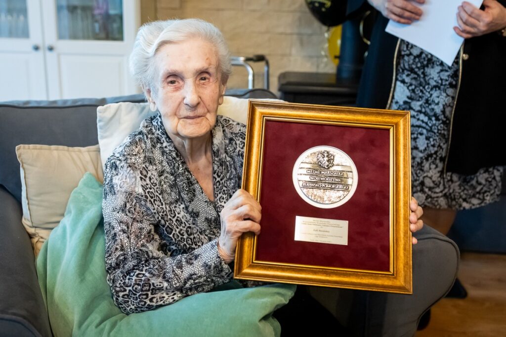 Zofia Barańska z medalem Unitas Durat, fot. Tomasz Czachorowski/eventphoto.com.pl dla UMWKP
