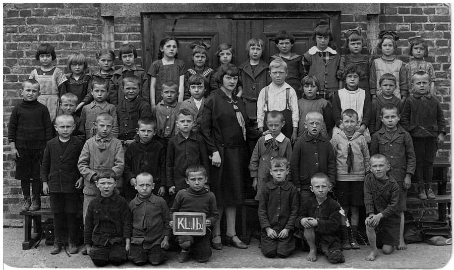Klasa Ib, pani Janina Bernasiak widoczna na zdjęciu trzecia od lewej w górnym rzędzie (1927), fot. archiwum rodzinne