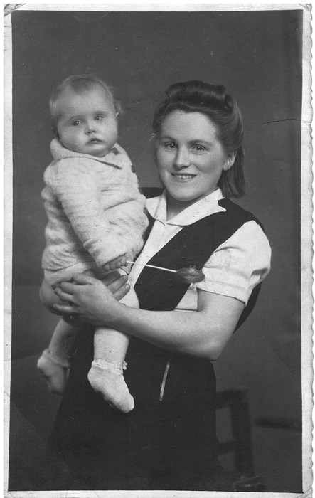 Pani Janina Bernasiak z najstarszą córką (1947), fot. archiwum rodzinne