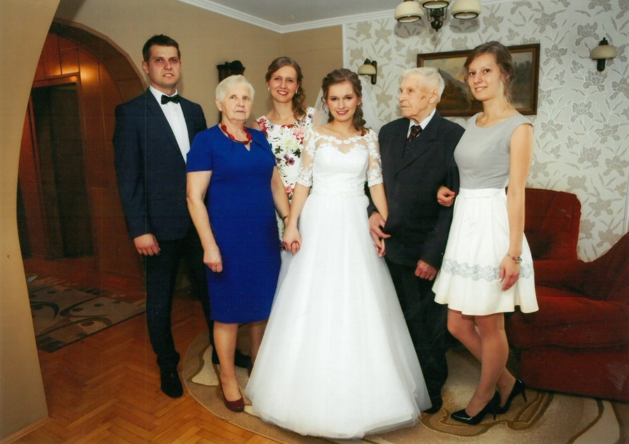 Bernard Janecki (drugi od prawej) z rodziną podczas wesela prawnuczki Małgorzaty, fot. archiwum prywatne