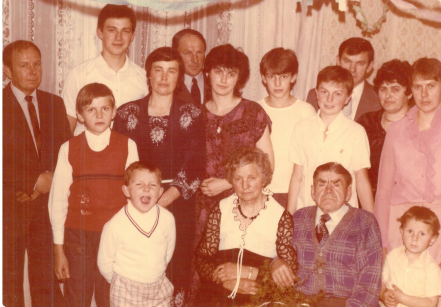 Helena Mariańska (dolny rząd, druga od lewej) z rodziną, fot. archiwum prywatne