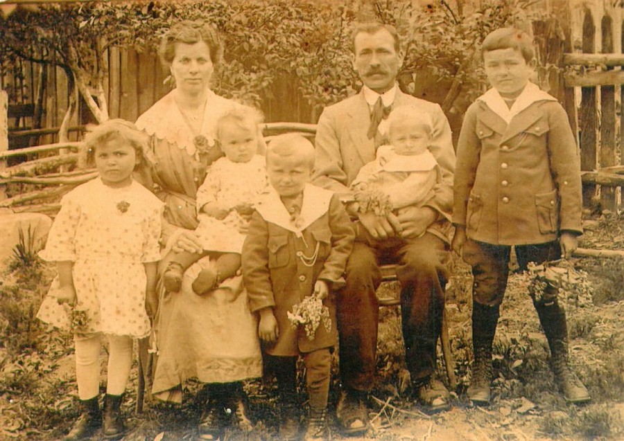 Kazimiera Piotrowicz z mężem Leonem, trzema córkami i dwoma synami, fot. archiwum prywatne