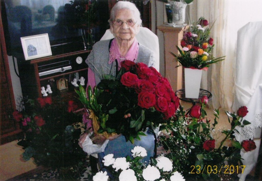 Helena Zaranek z bukietami kwiatów na 105 urodziny, fot. archiwum prywatne
