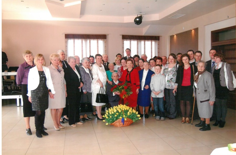 Helena Zaranek (w środku z kwiatami) z rodziną , fot. archiwum prywatne