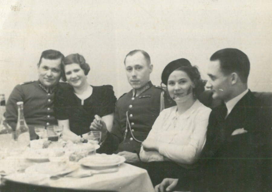 Seweryna Żwańska (druga od lewej) z mężem Adolfem i znajomymi, fot. archiwum prywatne