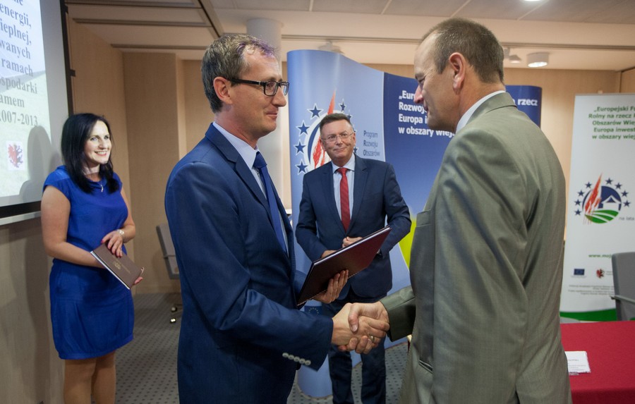 Umowy z beneficjentami podpisali wicemarszałek Dariusz Kurzawa i wicemarszałek Zbigniew Ostrowski, fot. Andrzej Goiński