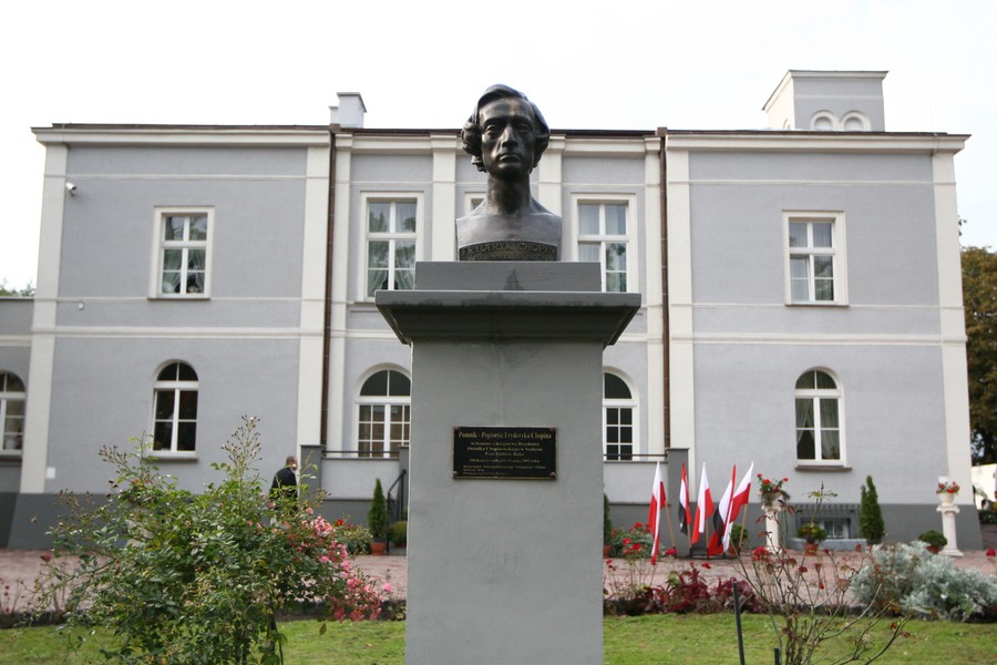 Popiersie Fryderyka Chopina przed Ośrodkiem Chopinowskim w Szafarni, fot. Andrzej Goiński