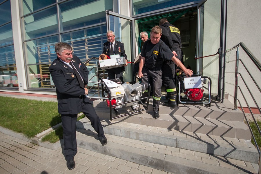 Uroczystość wręczenia sprzętu strażakom w Boniewie, fot. Szymon Zdziebło