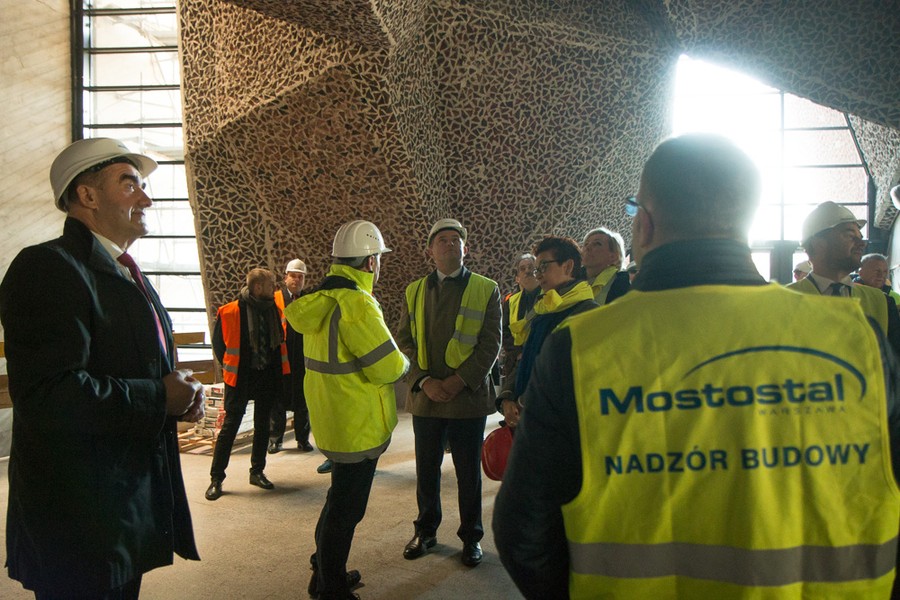 Radni województwa wizytują finiszującą budowę sali koncertowej na toruńskich Jordankach, fot. Szymon Zdziebło 