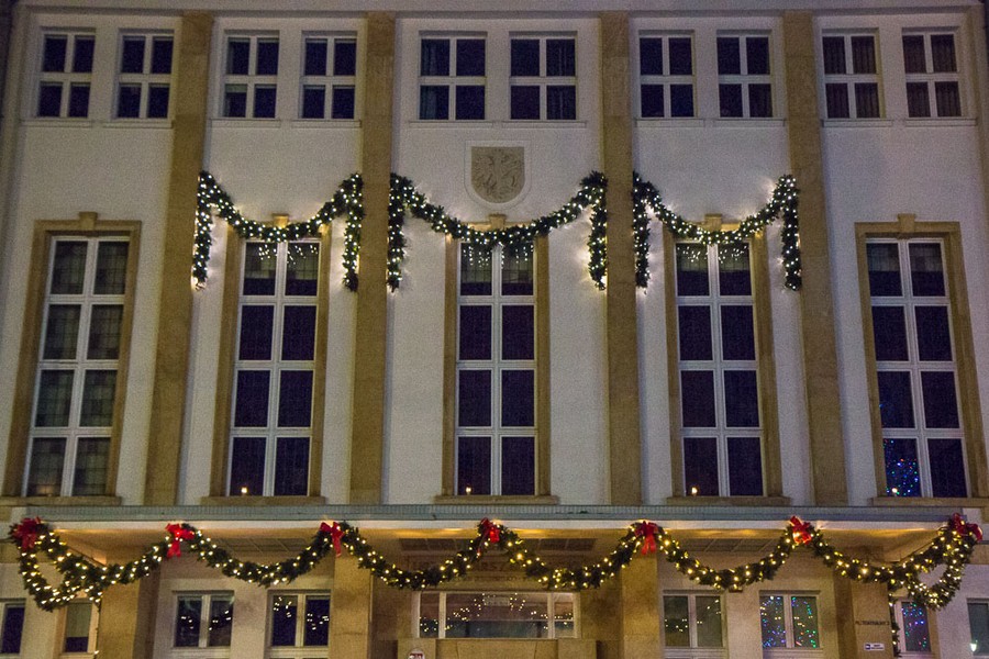 Świece w oknach Urzędu Marszałkowskiego, fot. Szymon Zdziebło
