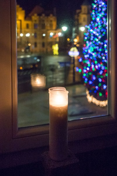 Świece w oknach Urzędu Marszałkowskiego, fot. Szymon Zdziebło