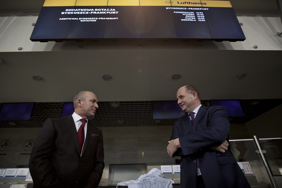 Konferencja prasowa marszałka Piotra Całbeckiego na bydgoskim lotnisku, fot. Tymon Markowski