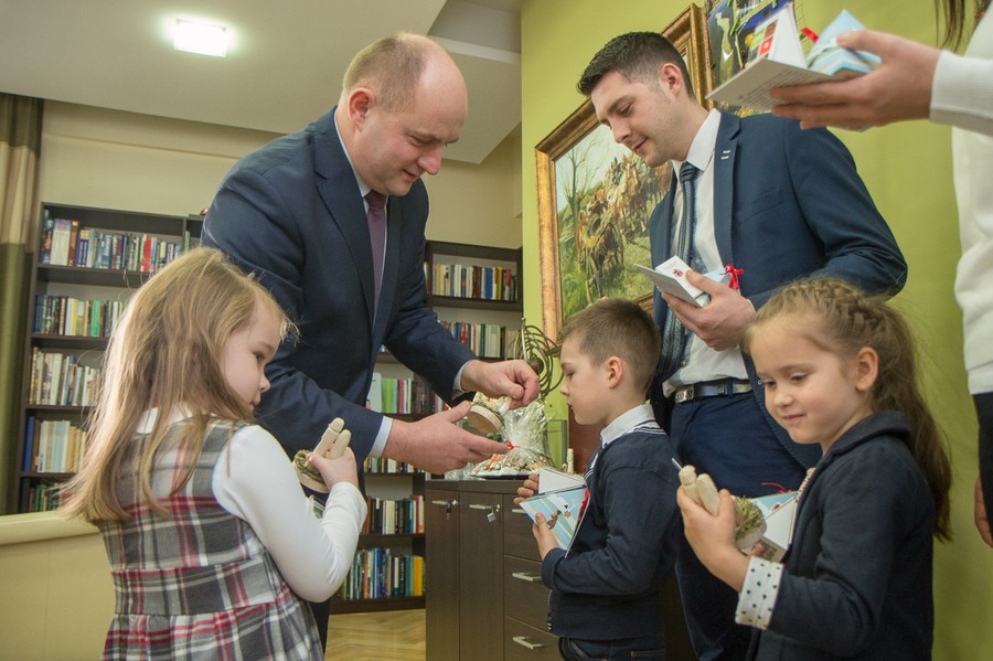 Spotkanie marszałka Piotra Całbeckiego z dziećmi z Pigży, fot. Szymon Zdziebło