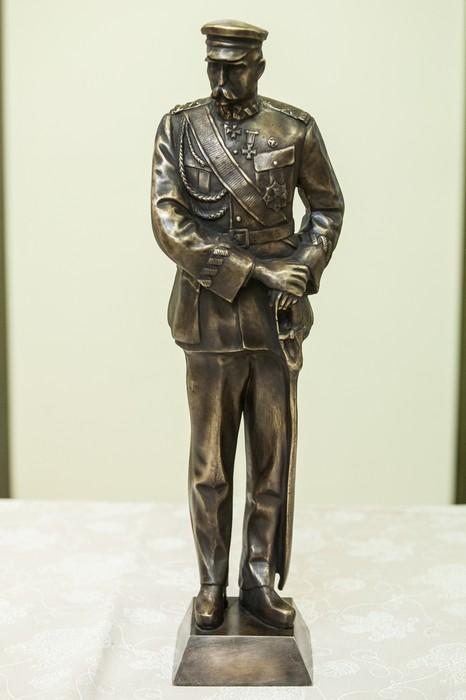 Odlana w brązie rzeźba przedstawiająca postać Marszałka Józefa Piłsudskiego, fot. Andrzej Goiński 