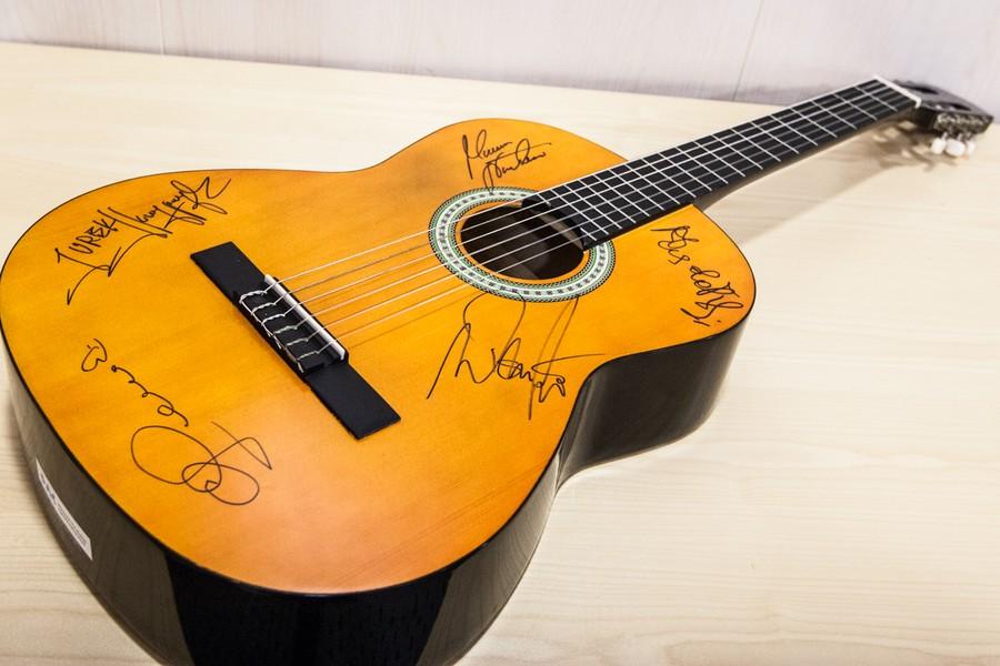 Gitara z autografami zespołu Czerwone Gitary przekazana przez Prezydenta Miasta Torunia Michała Zaleskiego