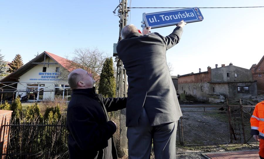 Uroczystość symbolicznego przekazania dróg w Chełmnie i Brzozowie, fot. Mikołaj Kuras