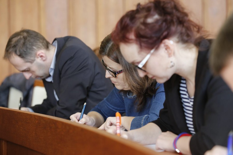 Urzędnicy pisali dyktando w sali sesyjnej Urzędu Marszałkowskiego, fot. Mikołaj Kuras