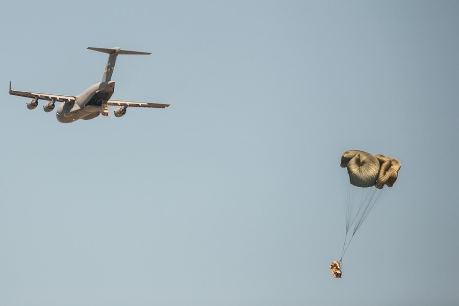 Ćwiczenia spadochroniarzy na toruńskim poligonie w ramach szkolenia Anakonda-16, fot. Andrzej Goiński/UM WK-P