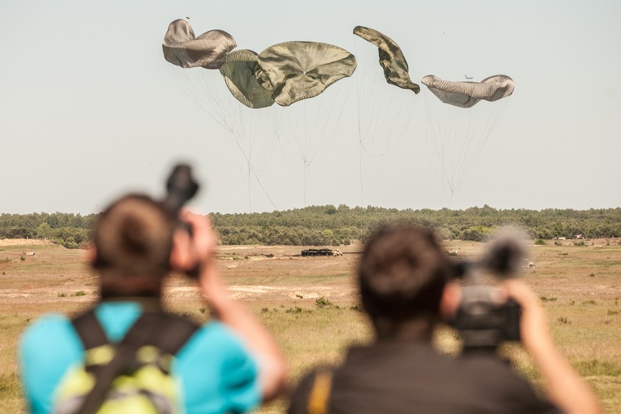 Ćwiczenia spadochroniarzy na toruńskim poligonie w ramach szkolenia Anakonda-16, fot. Andrzej Goiński/UM WK-P