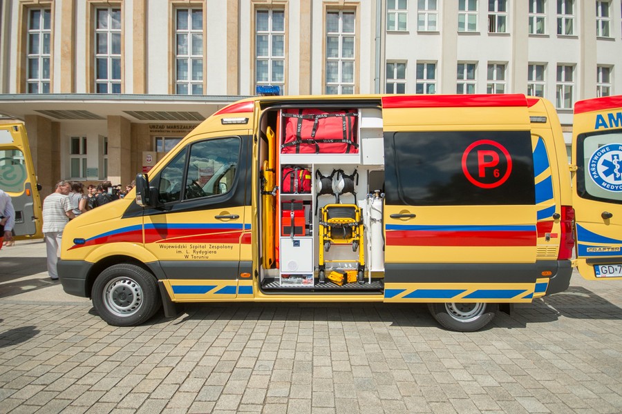 Nowe ambulansy dla toruńskiego pogotowia ratunkowego, fot. Szymon Zdziebło/tarantoga.pl