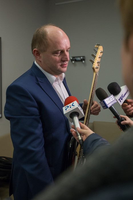 9.12.2016 r., Marszałek Piotr Całbecki prezentuje gitarę podpisaną przez Stinga, fot. Szymon Zdziebło/tarantoga.pl