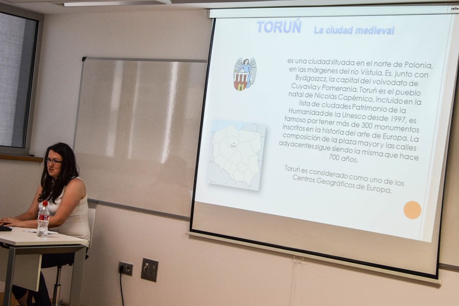 Prezentacja województwa kujawsko-pomorskiego (slajd Toruń) przedstawiana na uniwersytecie w Granadzie